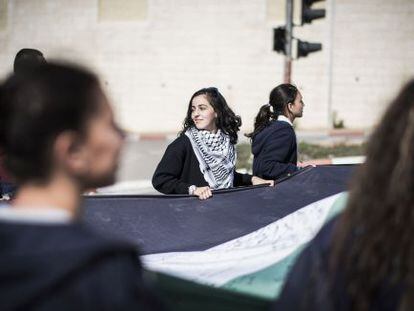 Palestinos marchan en Ramala con una bandera de 66 metros para recordar el establecimiento del Estado de Israel, hace 66 a&ntilde;os.