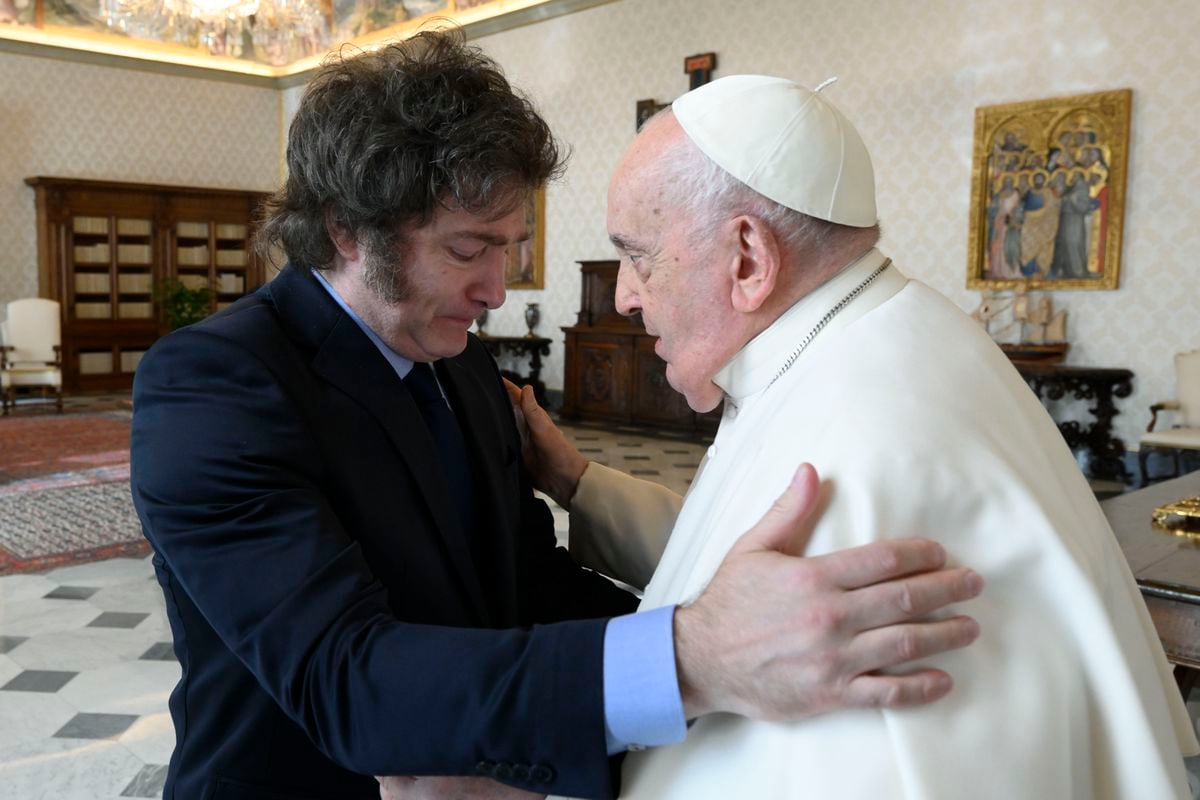 El Papa le hace un gesto a Milei mientras la recibe durante una hora en el Vaticano |  Internacional