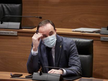 El presidente de UPN, Javier Esparza, en una sesión plenaria, en el Parlamento de Navarra, a 10 de febrero de 2022, en Pamplona, Navarra.