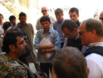 El comisario europeo Andris Piebalgs y una misión de la UE, en un visita a Afganistán.