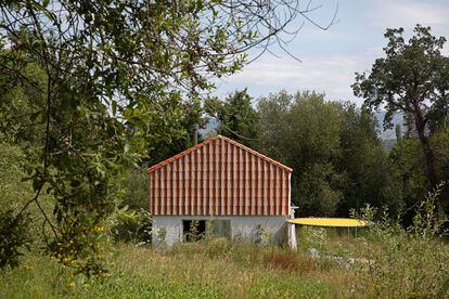 La cabaña cuenta con una zona exterior protegida por una pérgola textil. 