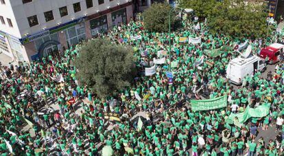 Concentraci&oacute;n de los convocantes de la huelga educativa, hoy, frente a la sede de la Consejer&iacute;a de Educaci&oacute;n en Palma de Mallorca.