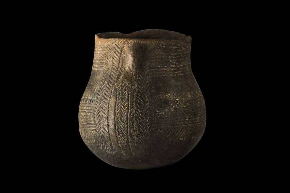 Vaso cerámico con figura orante de la Cova de l'Or (Beniarrés).