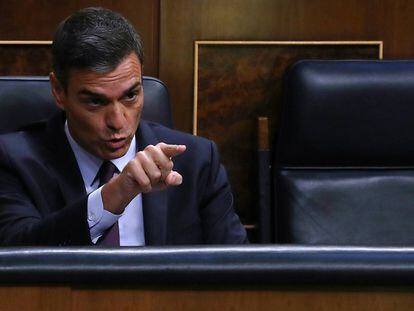 Pedro Sánchez señala durante el pleno.