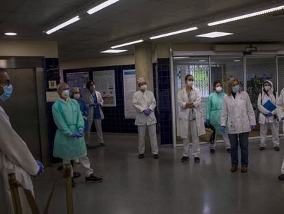 Médicos, enfermeras y personal de atención a domicilio participan en una reunión matinal en un centro de salud en Barcelona