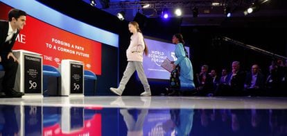 Greta Thunberg se dirige a una mesa redonda en el Foro Económico Mundial en Davos. 