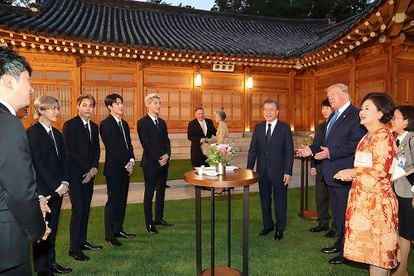 El presidente de Estados Unidos, Donald Trump, charla con la 'boy band' EXO durante una visita presidencial a Corea del Sur en 2019.