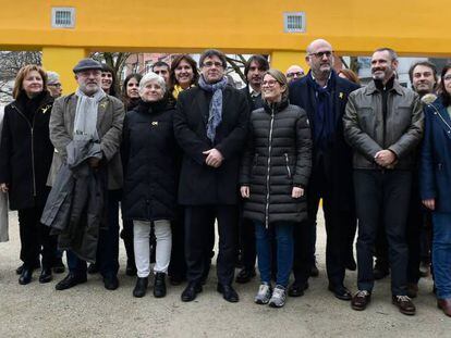 Carles Puigdemont, amb els diputats de Junts per Catalunya Lluís Puig (quart per l'esquerra) i Clara Ponsatí (cinquena).