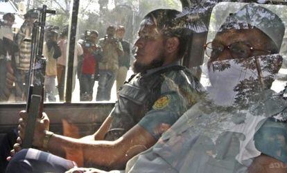 Abdul Quader Mollah (derecha) secretario general adjunto del partido Jamaat-e-Islami, a su llegada al Tribunal de Crímenes Internacionales de Daca (Bangladesh), en febrero pasado.