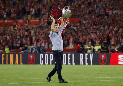 Ernesto Valverde con la copa de campeón en el Estadio de La Cartuja.