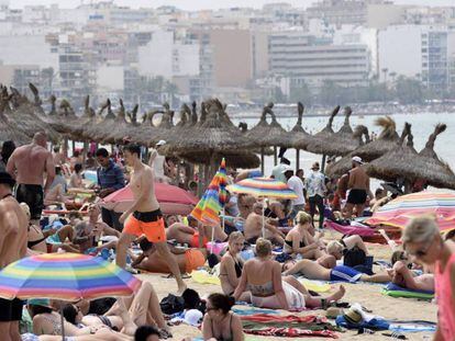 Turistas en una playa de Palma de Mallorca. Atienza EFE