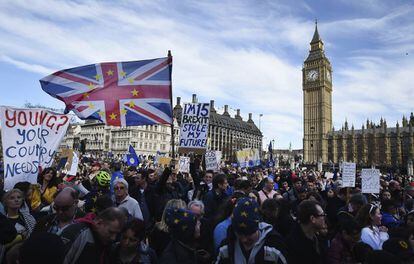 Manifestantes muestran su desacuerdo con el 'Brexit', el 25 de marzo, en Londres.