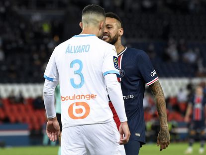 Neymar se encara con Álvaro durante el encuentro entre el PSG y el Olympique de Marsella en el Parque de los Príncipes el pasado domingo
