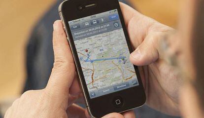 Un usuario realiza una búsqueda con una aplicación cartográfica en su móvil.