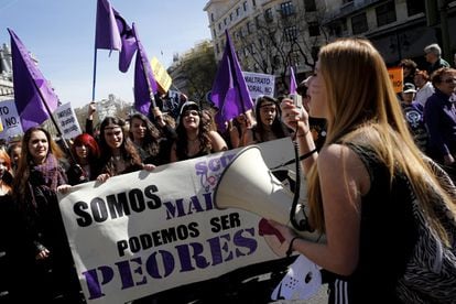 <b>8 de marzo de 2015.</b> Un grupo de mujeres participan en la manifestación que, con motivo del Día Internacional de la Mujer, recorrió las calles de Madrid. Al son de los tambores, con buen tiempo y con las elecciones municipales y autonómicas en el horizonte, los líderes políticos se dejaron ver en las protestas.