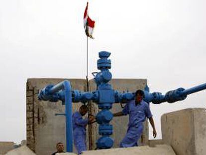 Trabajadores petroleros iraquíes realizan obras de mantenimiento en el pozo petrolero de al-Fakka, a las afueras de la ciudad de Bsara, al sur de Bagdad (Iraq), en la frontera entre Irán e Iraq. EFE/Archivo