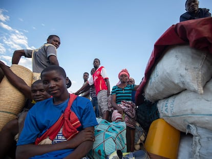 Varias familias desplazadas de la comunidad de Impire, en la provincia mozambiqueña de Cabo Delgado, huyen en un camión de los insurgentes armados que atacaron su comunidad el 14 de junio de 2022.