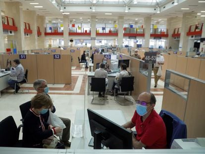 Varias personas solicitan el borrador de la renta en una oficina de la Agencia Tributaria en Madrid.