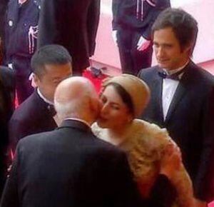 La actriz iraní Leila Hatami durante el beso al presidente de Cannes.