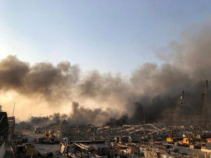 “Estamos teniendo que dejar a cientos de heridos en las puertas de los hospitales”, asegura un miembro de los equipos de defensa civil que está trabajando en la zona. En la imagen, vista de la zona afectada por la fuerte explosión, en la zona del puerto de Beirut.