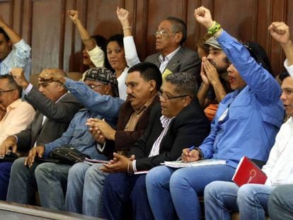 Los miembros de la Asamblea Nacional Constituyente durante la sesión. En vídeo, la ONU denuncia la situación en Venezuela.