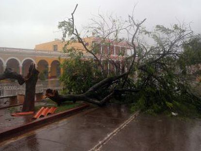 Con vientos de 260 kilómetros y olas de siete metros de altura, el huracán causa graves daños en la isla pero ninguna víctima mortal