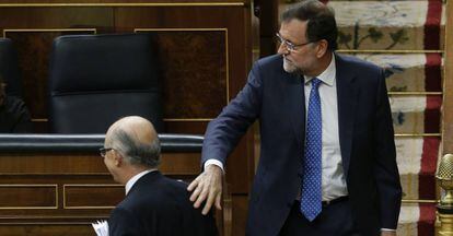 Cristobal Montoro y Mariano Rajoy, en una imagen de archivo.