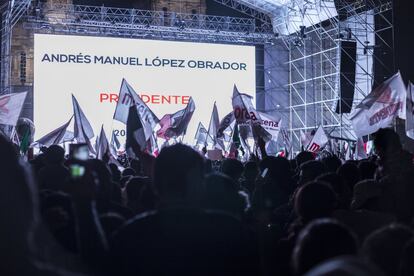 El escenario principal que anunciaba el triunfo de Obrador.  