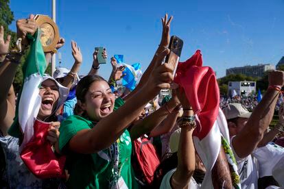 Jóvenes saludan al Papa durante su llegada al Parque Eduardo VII, este jueves en Lisboa.