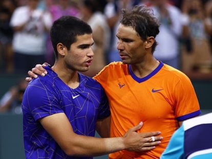 Carlos Alcaraz y Rafa Nadal se saludan tras la semifinal en Indian Wells.