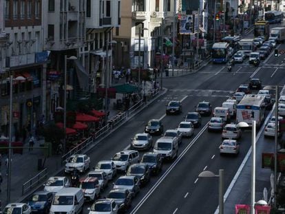 Circulación de vehículos y peatones en la Gran Vía madrileña.