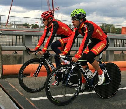 Contador y Castroviejo en el reconocimiento previo del recorrido del Mundial contrarreloj.