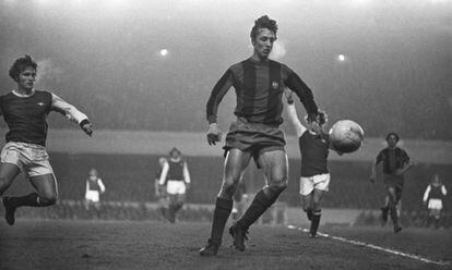 Cruyff, en el duel contra l'Arsenal el 1974, a Highbury.