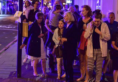 Un grupo de personas caminan por Borough High Street tras el atropello en el Puente de Londres.