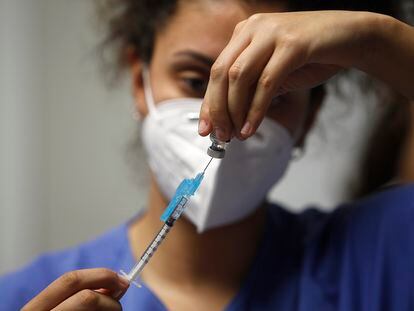 Una enfermera prepara la vacuna de Pfizer-BioNtech contra la covid en el hospital Son Espases de Palma, el 13 de enero.