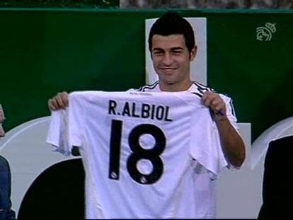 Albiol es presentado como nuevo jugador madridista con el número 18