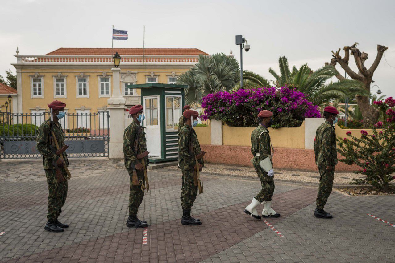 Cambio de guardia en el palacio presidencial en la zona de Plateau, Praia, la capital de Cabo Verde.