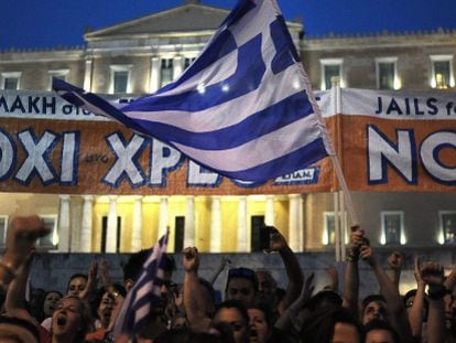 Manifestantes por el &#039;no&#039;, en la plaza Syntagma frente al edificio del parlamento griego en Atenas, este lunes.