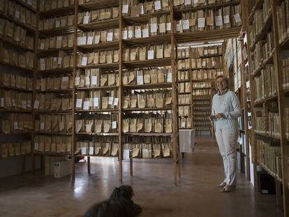 Liliane Dahlmann en el archivo histórico de la Fundación Medina Sidonia en Sanlúcar de Barrameda (Cádiz).