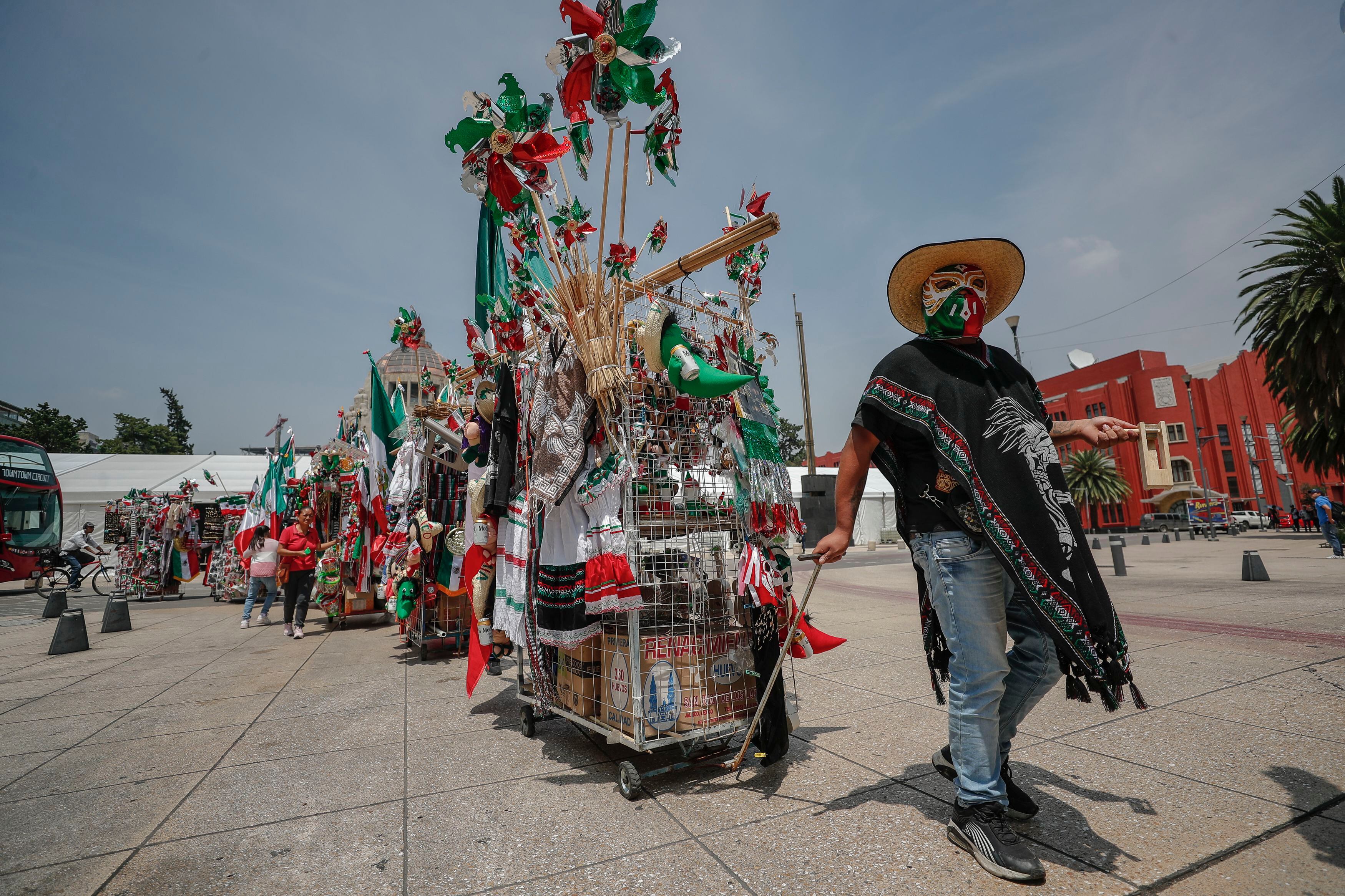 Personas venden objetos con colores y temáticas patrióticas en Ciudad de México, el 4 de septiembre.