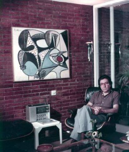 Tàpies al saló de casa seva, a Barcelona, amb l'obra de Picasso 'Le coq saigné', del 1948.