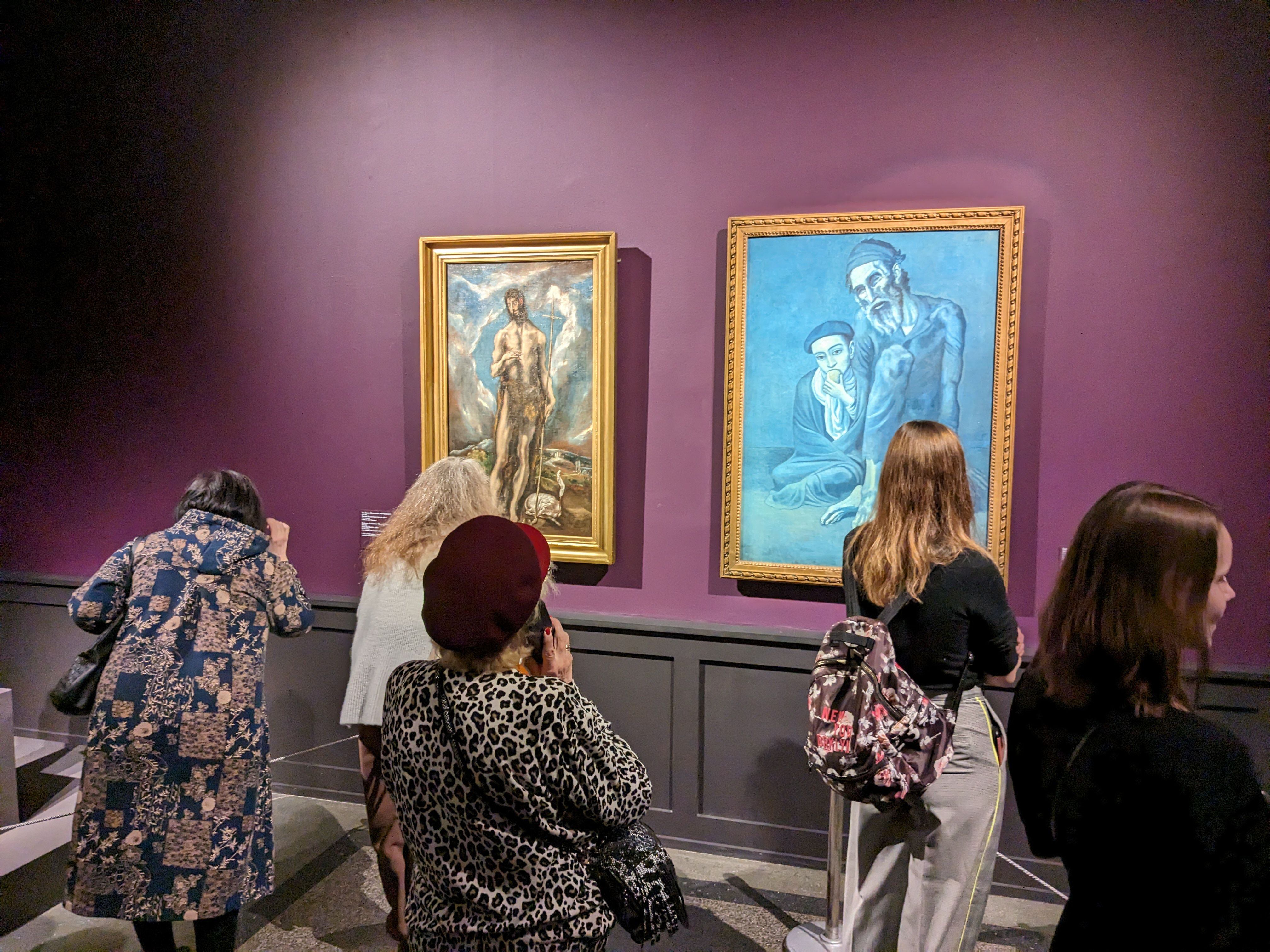 Varios visitando observado 'Juan Bautista', de El Greco (izquierda), y 'Viejo judío con un niño', de Picasso. 