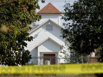 Entrada de la iglesia de Sutherland Springs (Texas), donde el pasado 5 de noviembre tuvo lugar un tiroteo en el que fallecieron 26 personas.