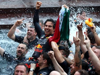 Checo Pérez celebra junto a su equipo de Red Bull la victoria en el Gran Premio de Mónaco, el 29 de mayo de 2022.