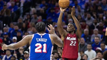 El alero de los Miami Heat Jimmy Butler lanza a canasta ante el pívot de los Philadelphia 76ers Joel Embiid en el partido de este miércoles.