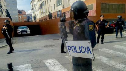 Policías en la barriada del Príncipe Alfonso en Ceuta el pasado 10 de octubre.