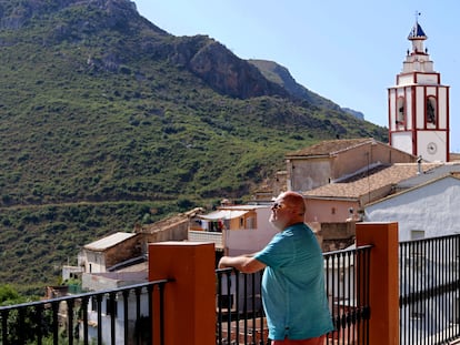 Kike Mateu observa una parte de la ladera que se salvó del incendio en 2012. El hombre de 52 años formó parte de la brigada contra incendios durante las primeras horas.