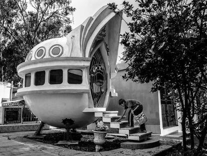 El Cementerio General de Cochabamba está plagado de esculturas. Preciosas y diferentes. Este mausoleo en forma de nave espacial es seguramente uno de los más llamativos. Al pasear por el recinto y hablar con los chicos sobre su vida, en seguida te llevan a ver esta particular tumba.