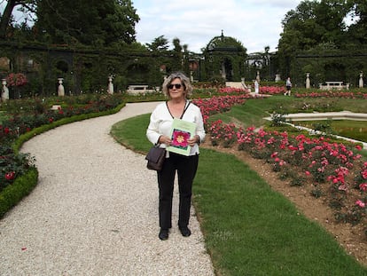 Matilde Ferrer en la rosaleda de L'Hay-les-Roses, cerca de París.