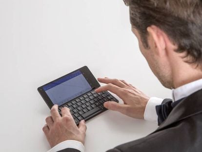 Un hombre utiliza el Gemini PDA.